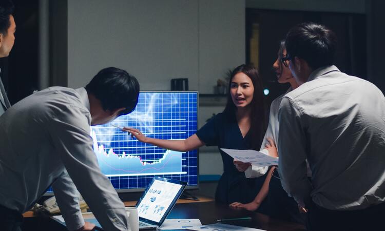 Asia Businessmen Businesswomen Meeting Brainstorming Ideas Conducting Business Presentation Project Colleagues Working Together Plan Success Strategy Enjoy Teamwork Small Modern Night Office Min